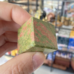 Cube en Unakite