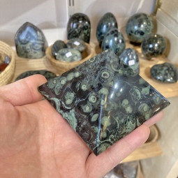 Pyramide en Jaspe Kambaba