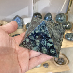 Pyramide en Jaspe Kambaba