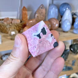 Pyramide en Rhodonite - 75 Grammes