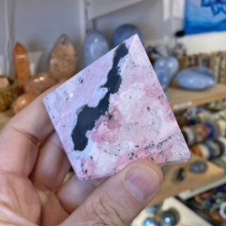 Pyramide en Rhodonite - 150 Grammes