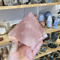 Pyramide en Quartz Rose - 895 Grammes