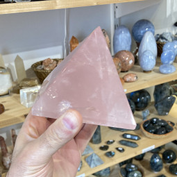 Pyramide en Quartz Rose - 895 Grammes