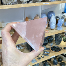 Pyramide en Quartz Rose - 895 Grammes