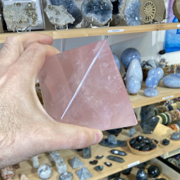 Pyramide en Quartz Rose - 895 Grammes