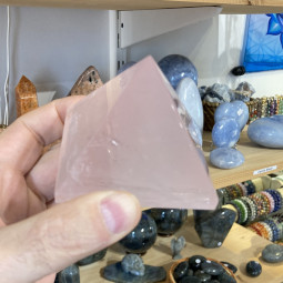 Pyramide en Quartz Rose - 270 Grammes