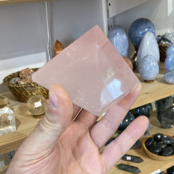 Pyramide en Quartz Rose - 270 Grammes