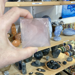 Pyramide en Quartz Rose - 270 Grammes