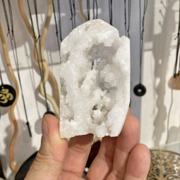 Mini Géode de Quartz Taillée en Pointe - 150 Grammes