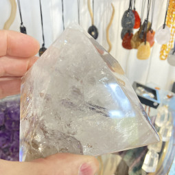 Pyramide en Cristal de Roche - 524 Grammes