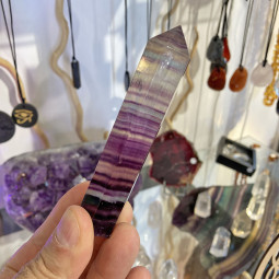 Pointe en Fluorite Multicolore - 90 Grammes