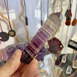 Pointe en Fluorite Multicolore - 90 Grammes