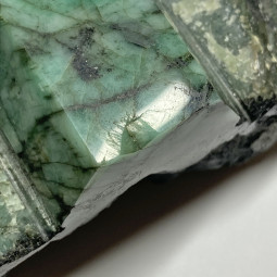 Bloc Brut d’Émeraude Naturelle Poli - Pièce Unique