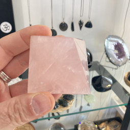Pyramide en Quartz Rose - 50 mm