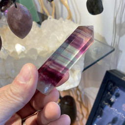 Pointe en Fluorite Multicolore - 65 Grammes