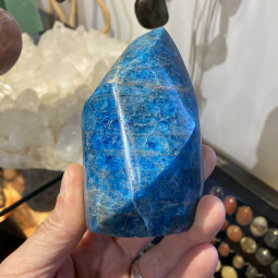 Forme libre en Apatite Bleue - 563 Grammes