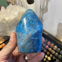 Forme libre en Apatite Bleue - 563 Grammes