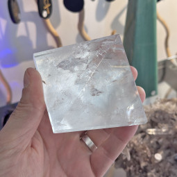 Pyramide en Cristal de Roche - 415 Grammes