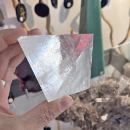 Pyramide en Cristal de Roche - 415 Grammes