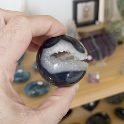 Sphère en Agate Noire ou Onyx Cristallisée