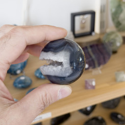 Sphère en Agate Noire ou Onyx Cristallisée