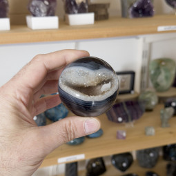 Sphère en Onyx ou Agate Noire Cristallisée - 227 grammes