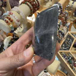 Forme libre en Labradorite - 323 Grammes
