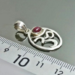 Pendentif Om en Argent et Rubis